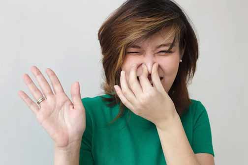 a woman with foul odors in her yard.